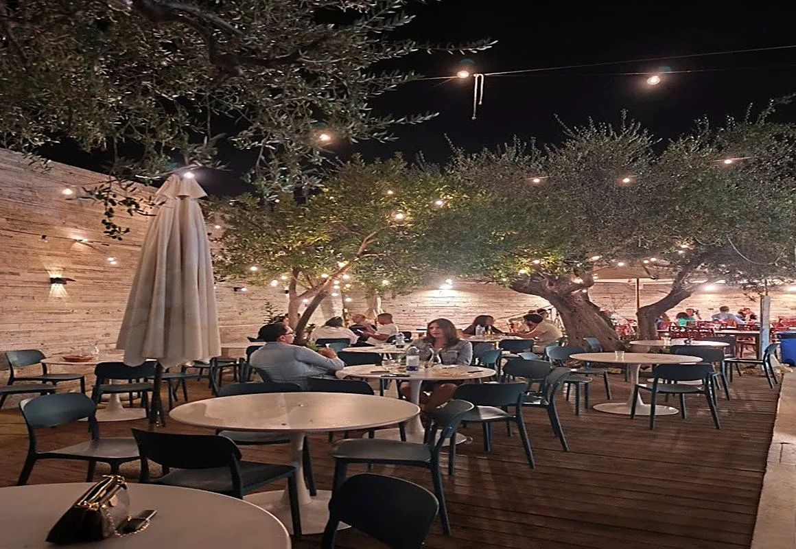 La Piazzetta, i tavoli sotto gli ulivi a Marina di San Vito